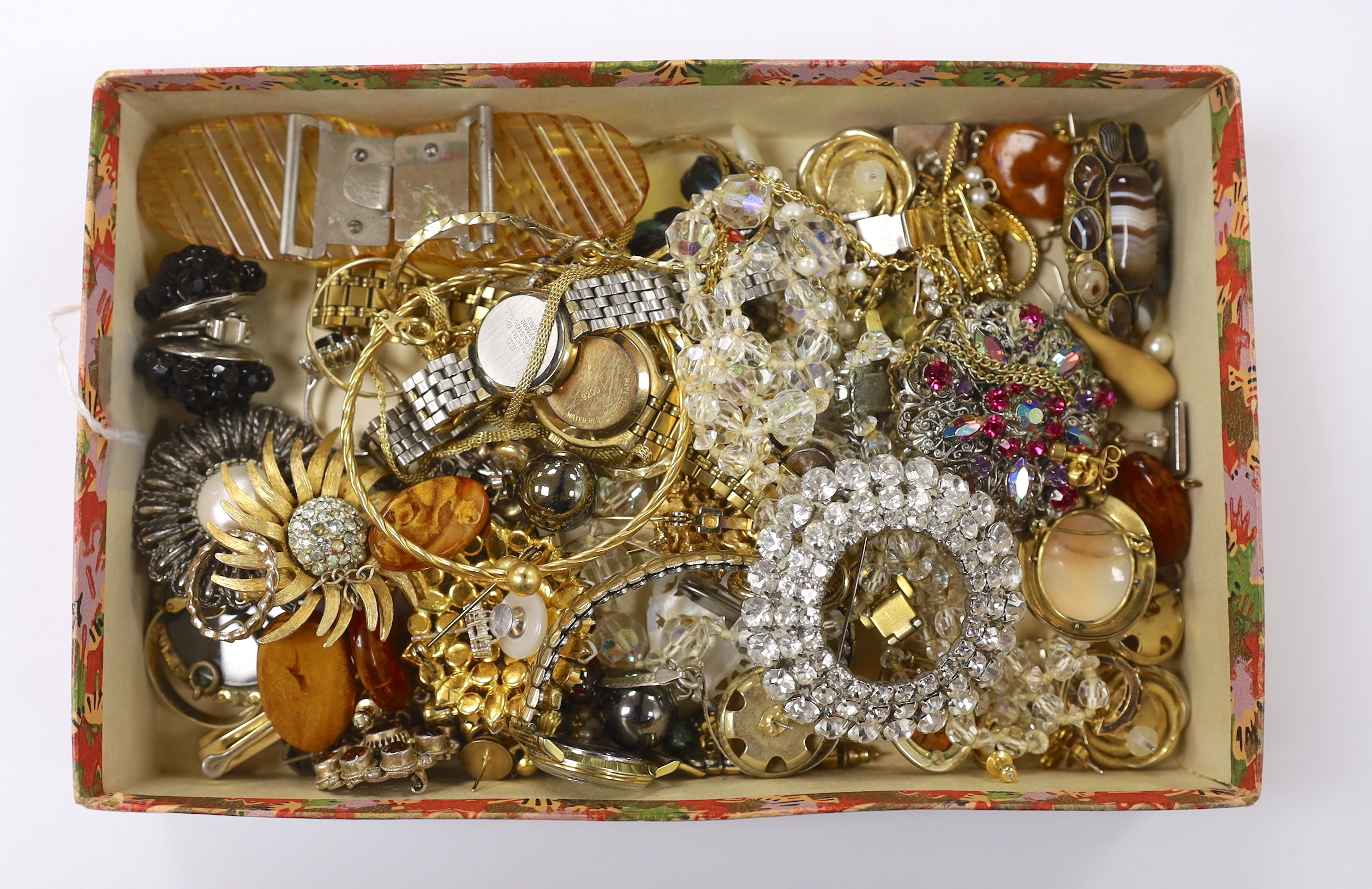 Assorted costume jewellery and wrist watches, including an agate set brooch.